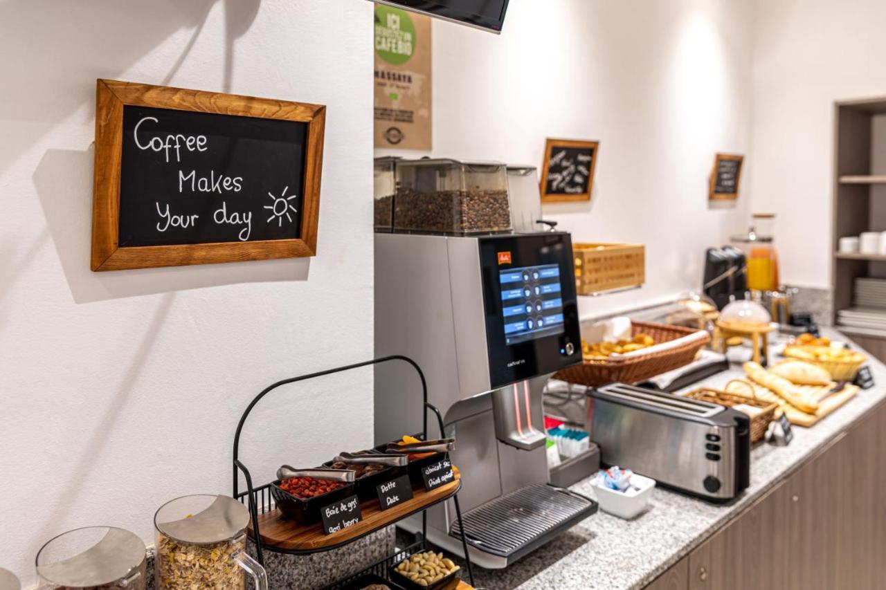 Fraser Suites Paris La Defense Курбьовоа Екстериор снимка A coffee machine