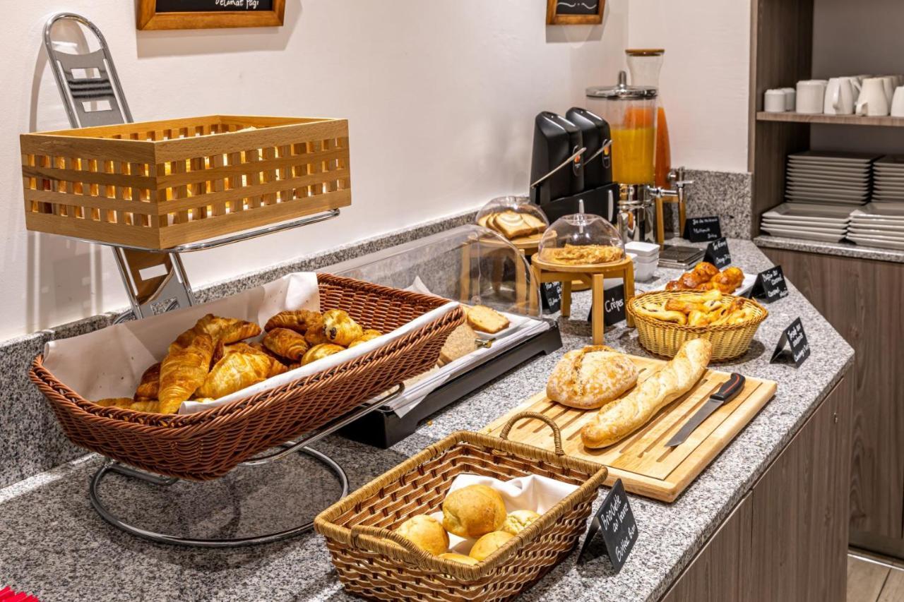 Fraser Suites Paris La Defense Курбьовоа Екстериор снимка A breakfast buffet at a hotel