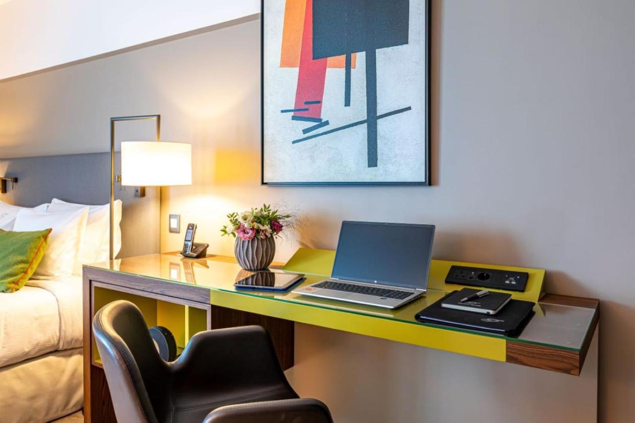 Fraser Suites Paris La Defense Курбьовоа Екстериор снимка A work desk in a hotel room