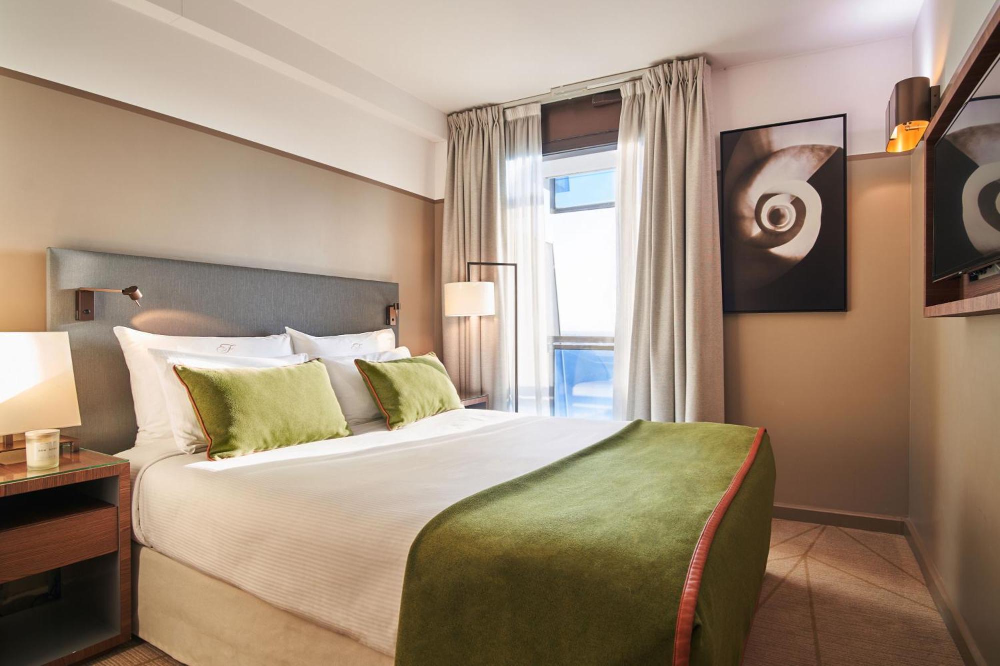 Fraser Suites Paris La Defense Курбьовоа Екстериор снимка A bedroom at the hotel