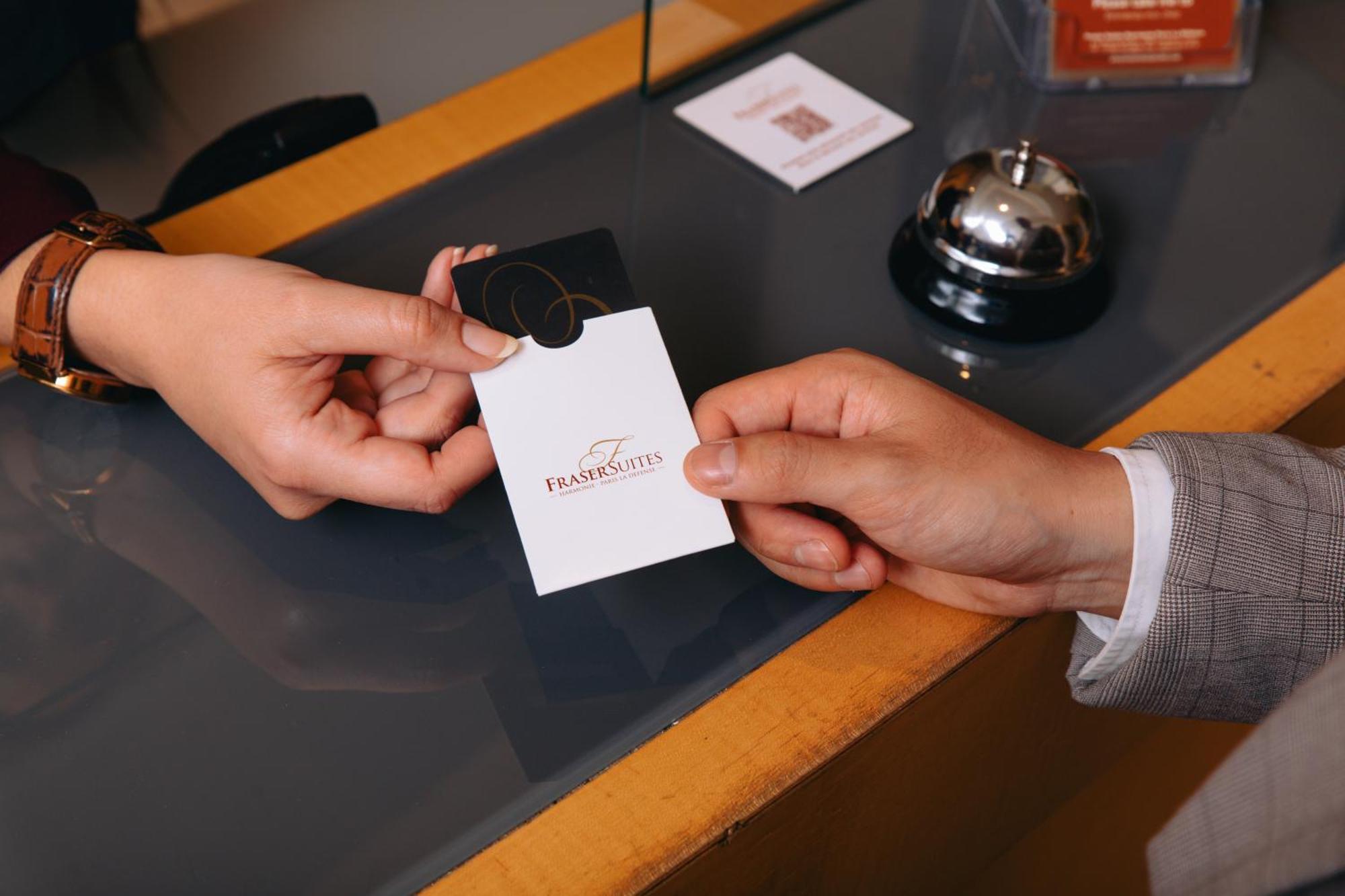 Fraser Suites Paris La Defense Курбьовоа Екстериор снимка A hotel key card