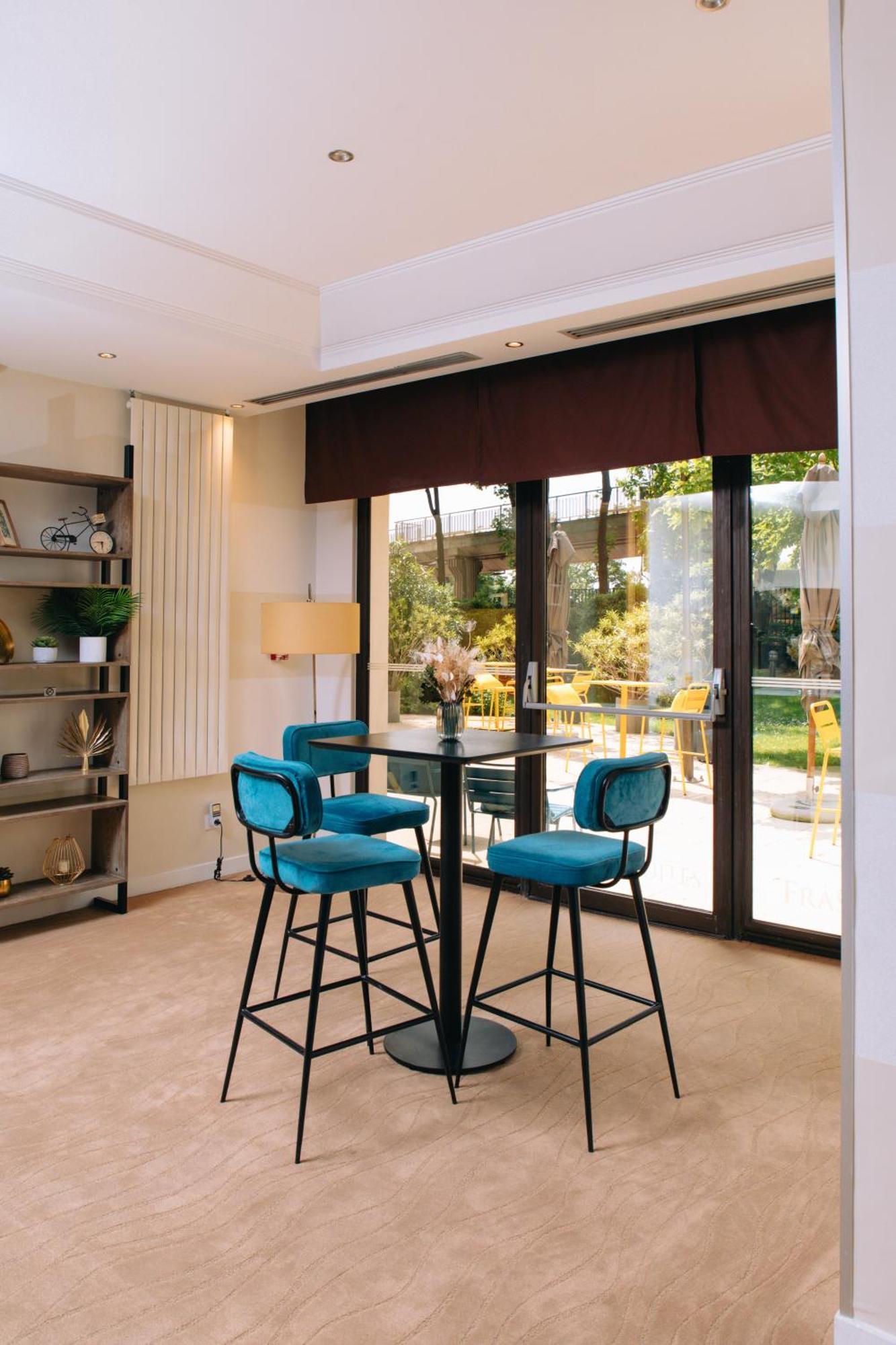 Fraser Suites Paris La Defense Курбьовоа Екстериор снимка A Roman blind