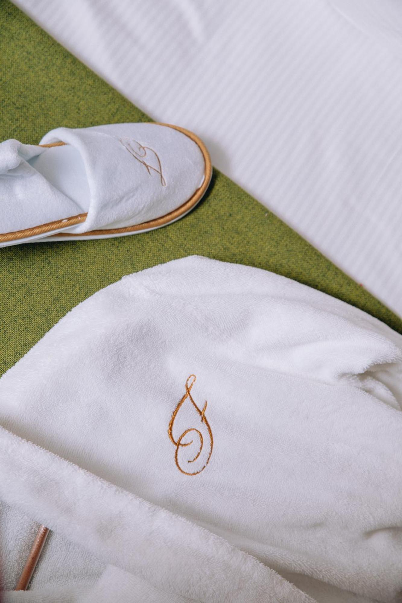 Fraser Suites Paris La Defense Курбьовоа Екстериор снимка A detail of the embroidered shirt worn by the winner of the 2011 Tour de France.