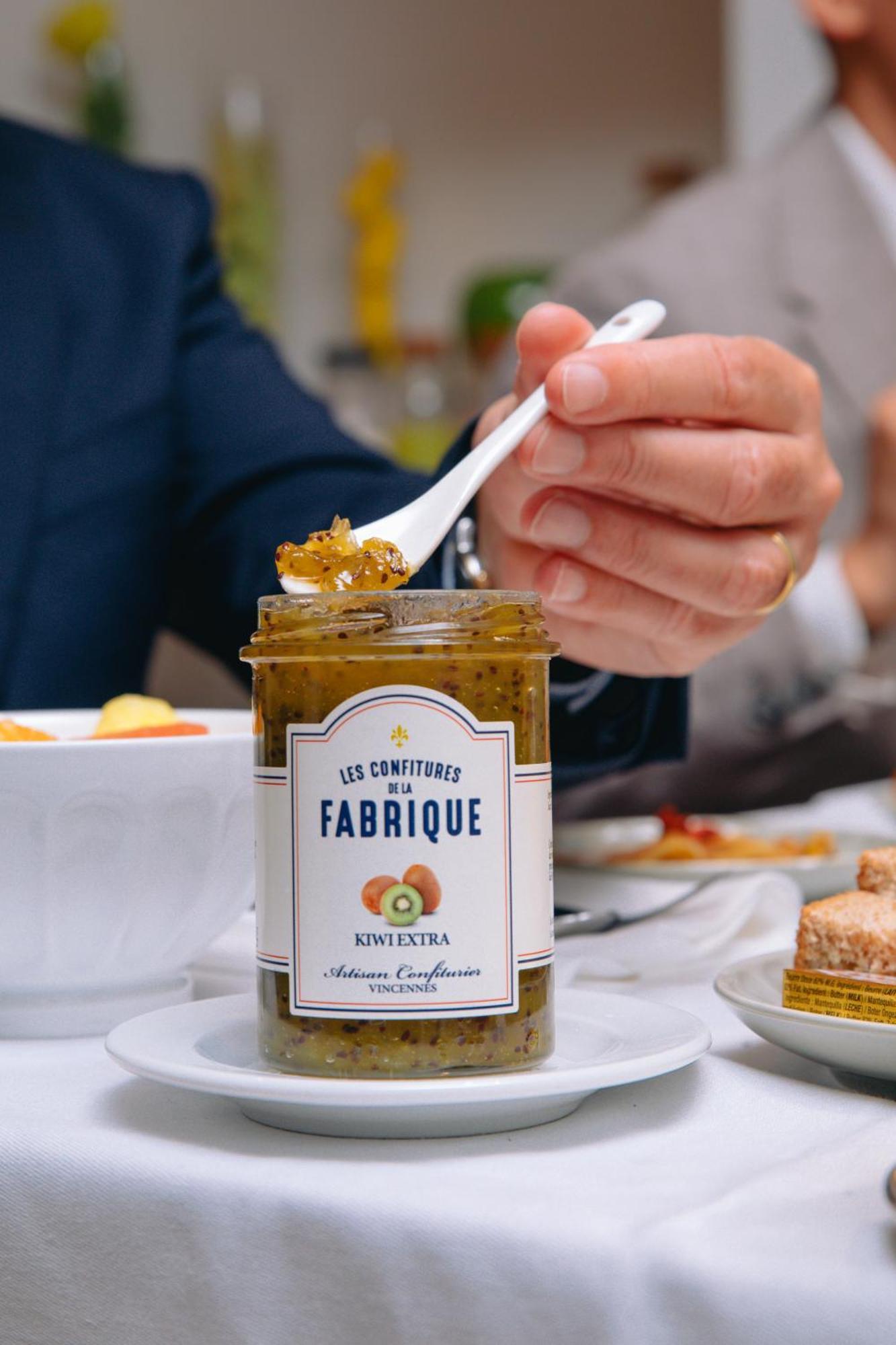 Fraser Suites Paris La Defense Курбьовоа Екстериор снимка A jar of kiwifruit jam