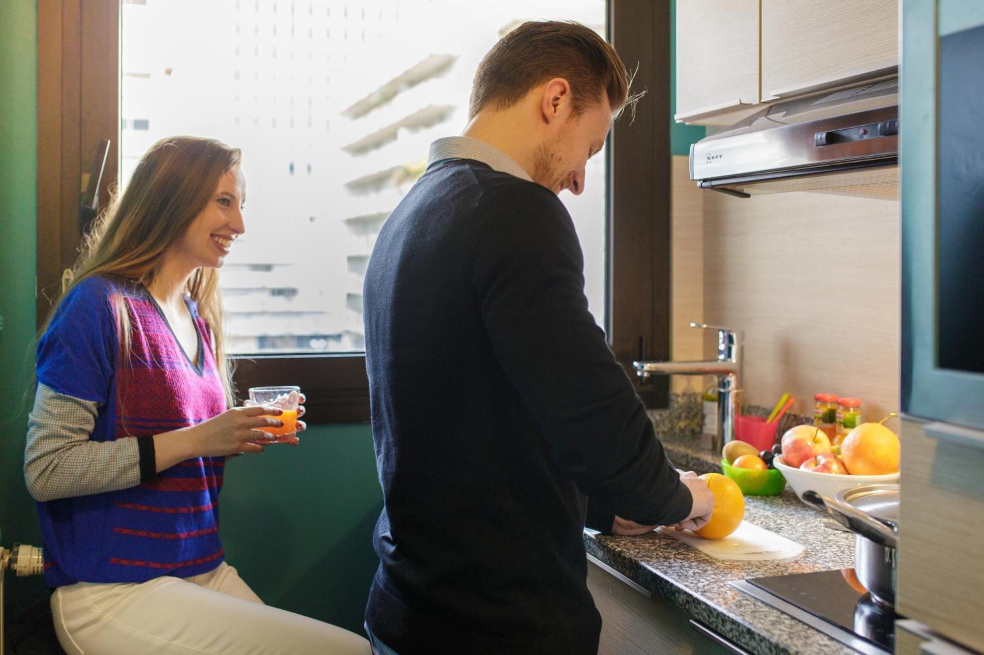 Fraser Suites Paris La Defense Курбьовоа Екстериор снимка A couple cooking together