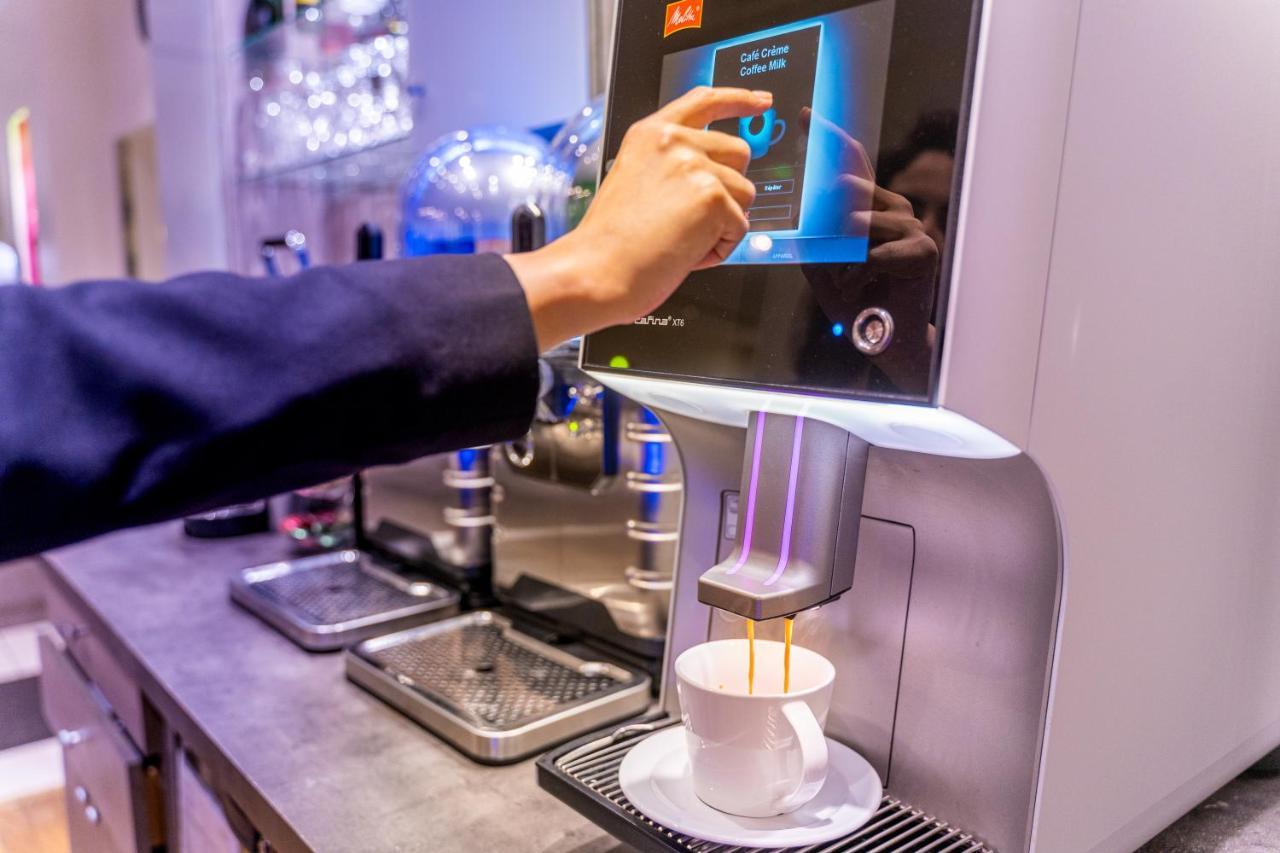 Fraser Suites Paris La Defense Курбьовоа Екстериор снимка A coffee machine