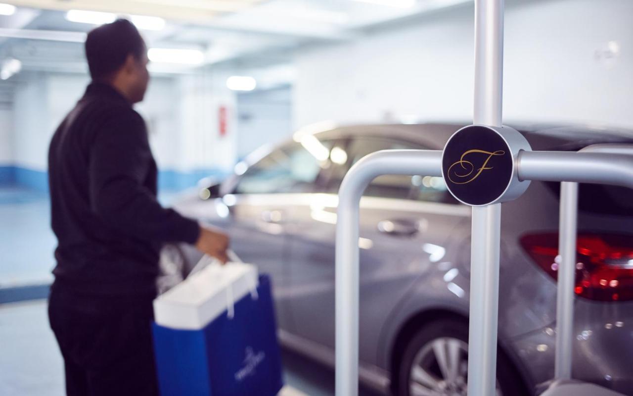 Fraser Suites Paris La Defense Курбьовоа Екстериор снимка Valet parking at the Four Seasons Hotel, London